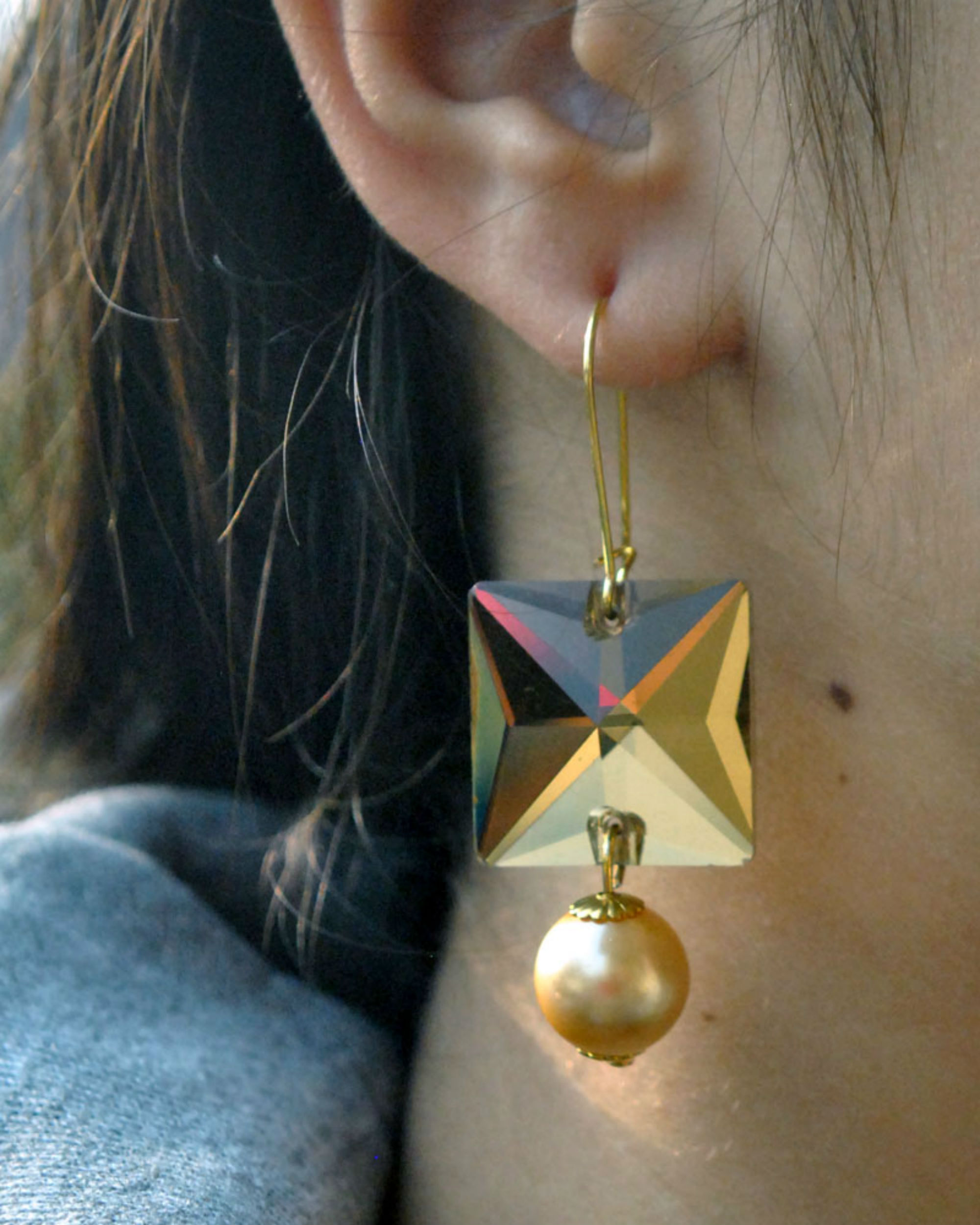 Golden square pearl earrings