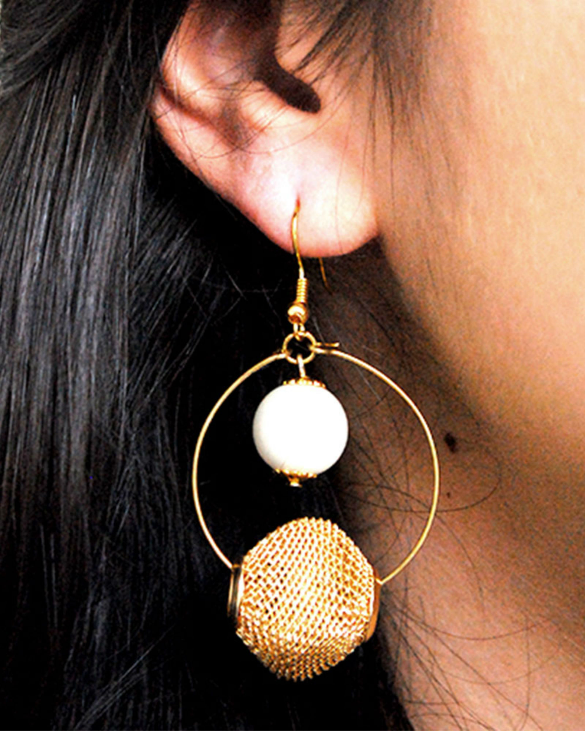 Pearl with mesh ball earring