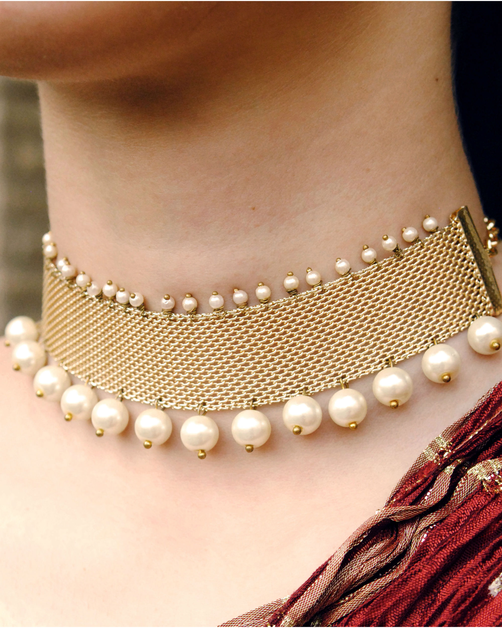 Golden mesh and pearl necklace