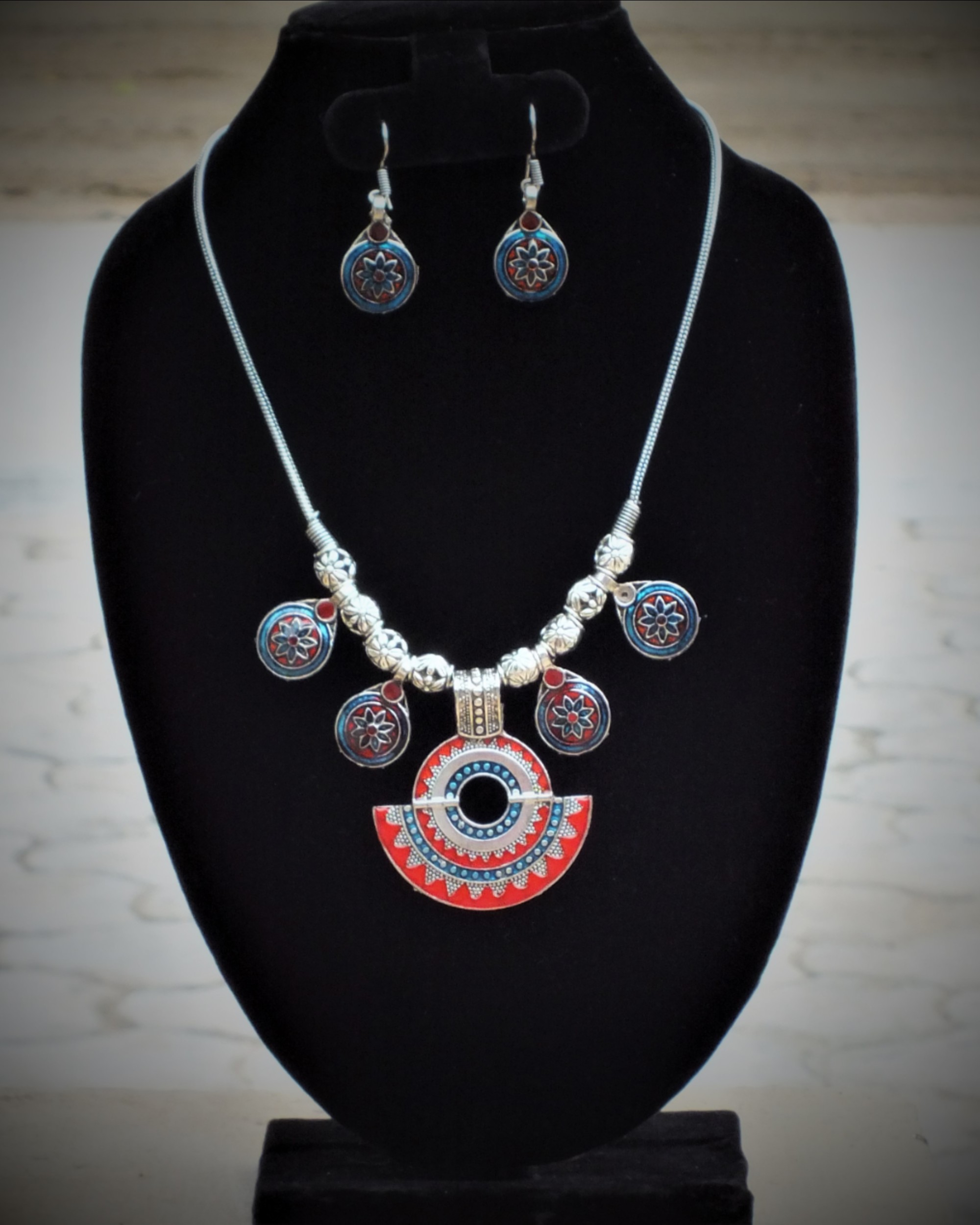 Blue and red arc neckpiece with drop earrings set- Set of two