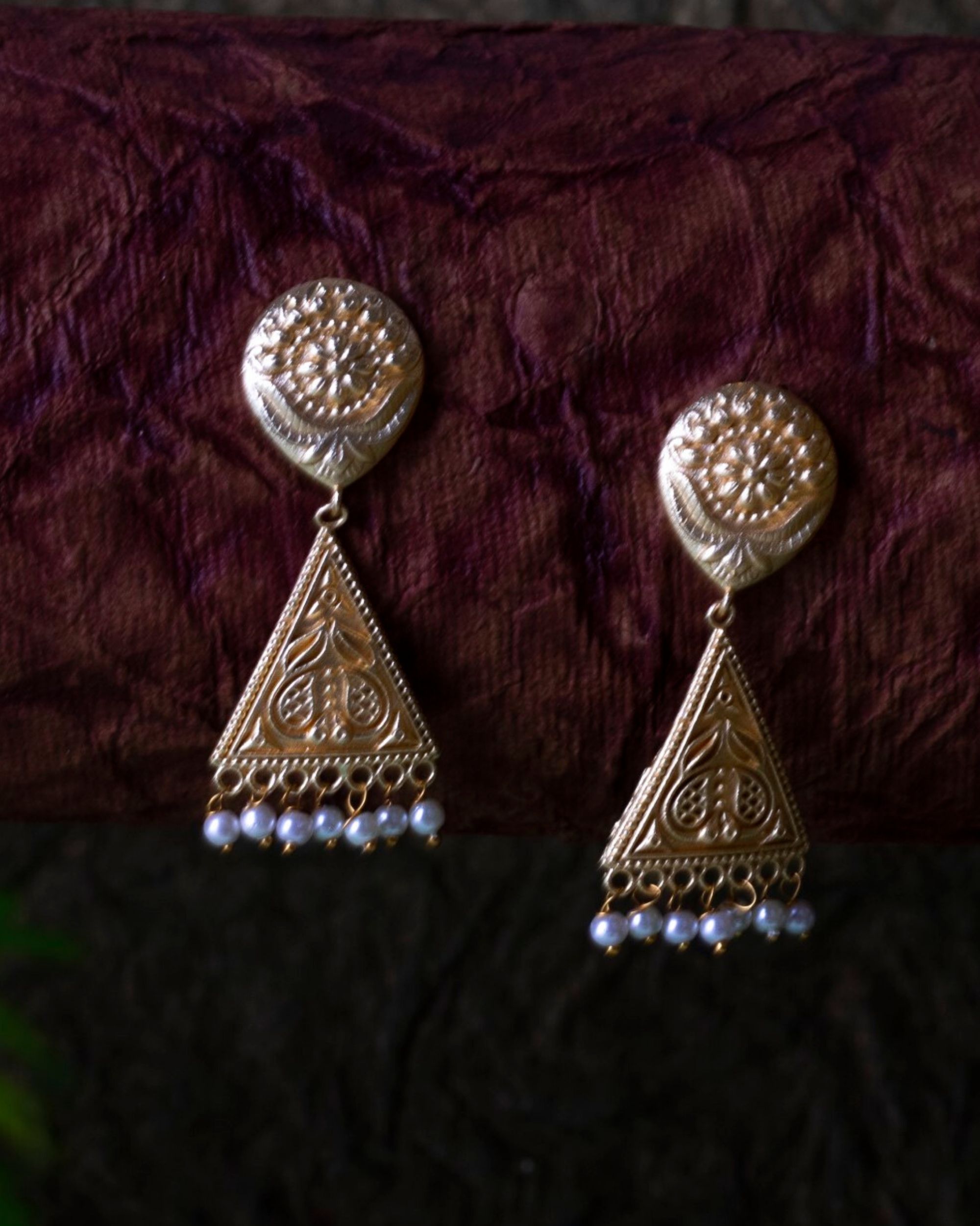 Trigon motif pearl earring