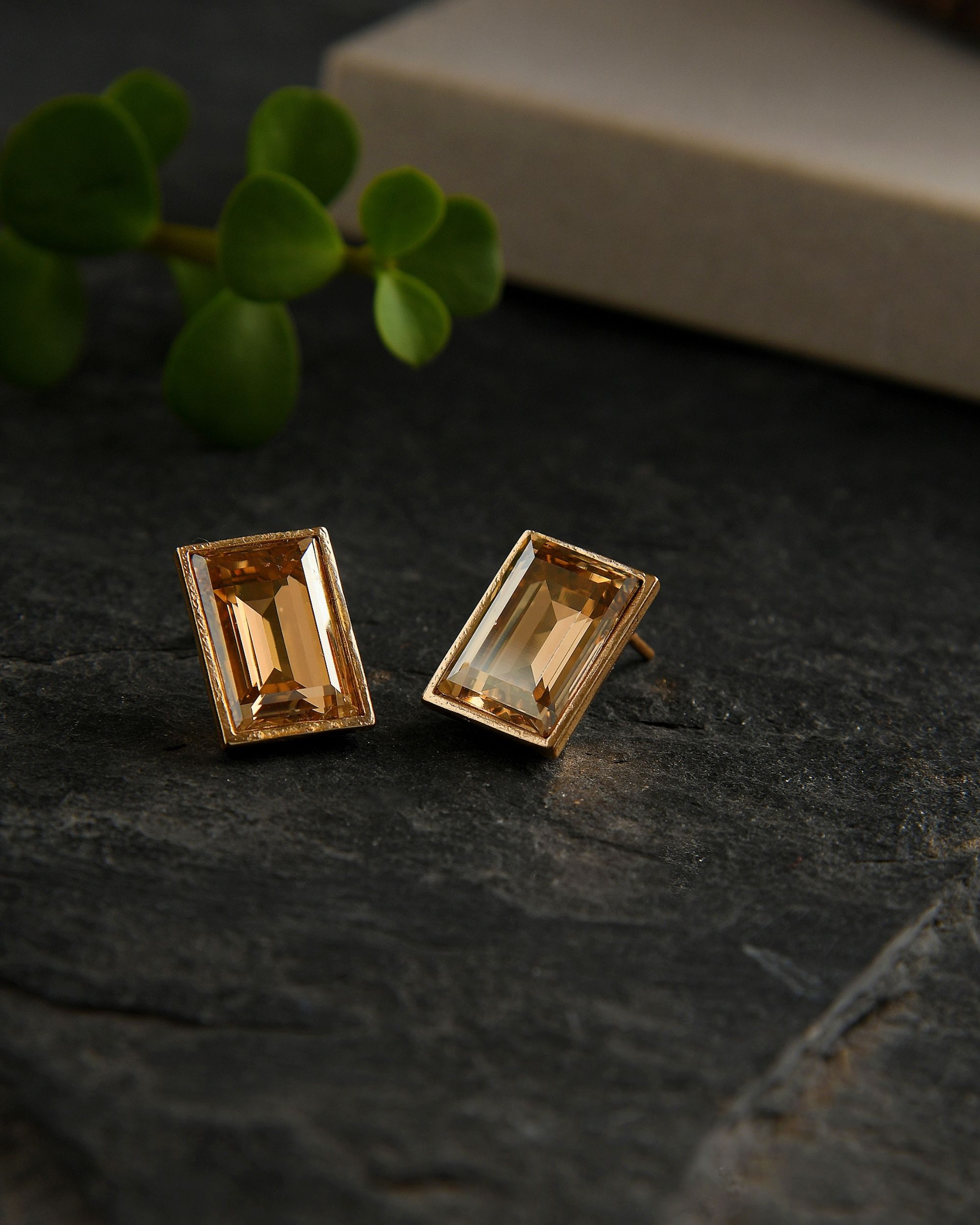 Gold tone block red stone stud/Earrings dj-40222 – dreamjwell-megaelearning.vn