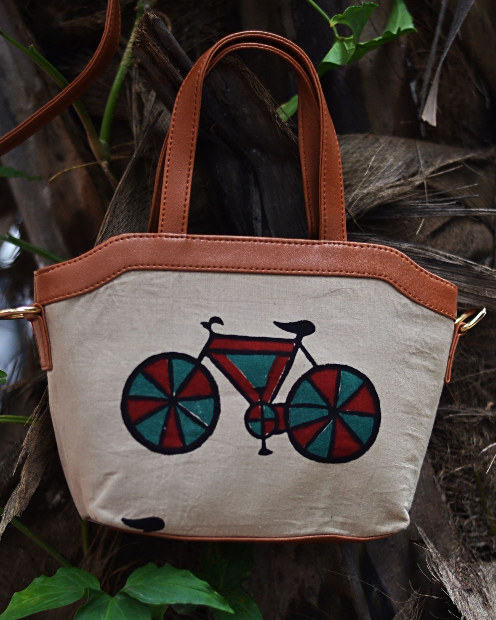 Red and green cycle quirk sling bag