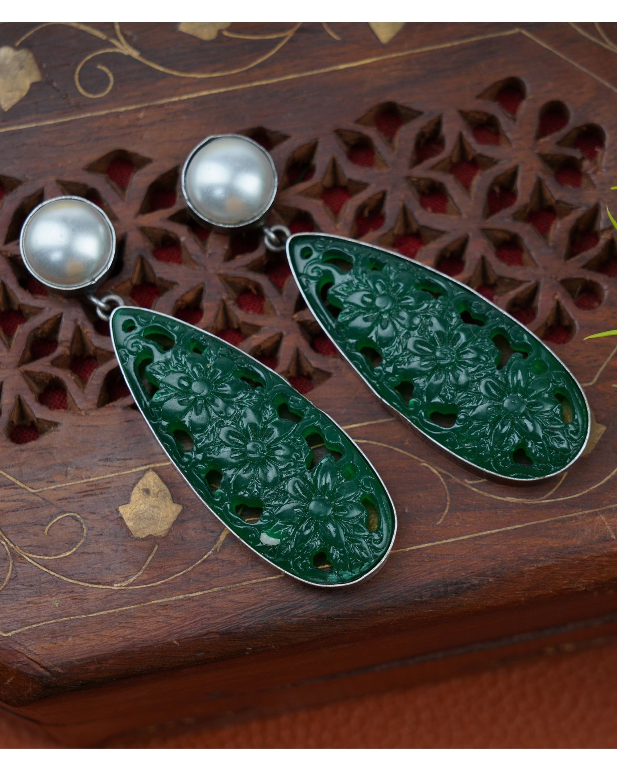 Green drop tale earrings