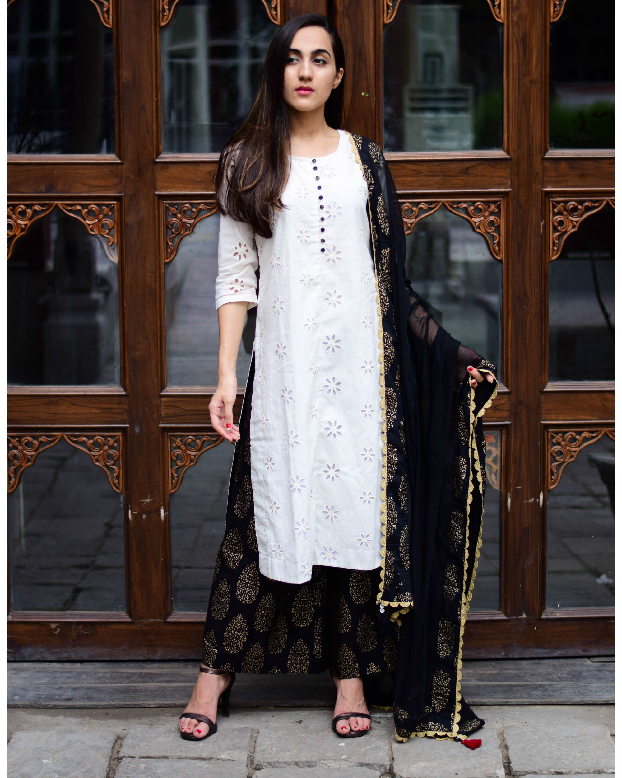 Buy online Black And White Cotton Printed Kurti from Kurta Kurtis for Women  by Akfa for 319 at 57 off  2023 Limeroadcom