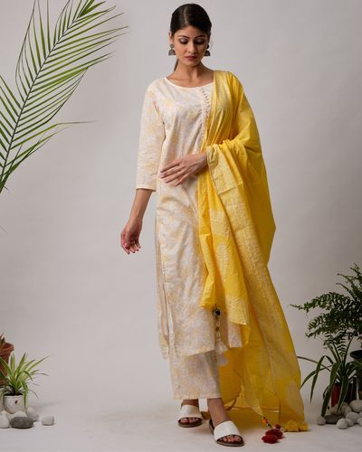 Punjabi Yellow Suit with Contrast Dupatta|| Att Yellow Punjabi Suits|| Yellow  Suit design 2020 - YouTube