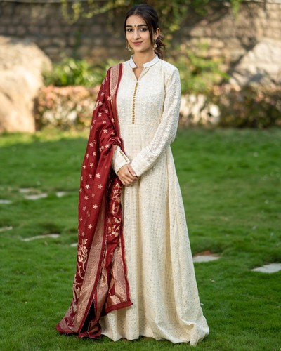 Off white embroidered dress and maroon banarasi dupatta set- set of two by  Desi Doree | The Secret Label