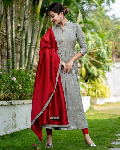 grey dress with red dupatta