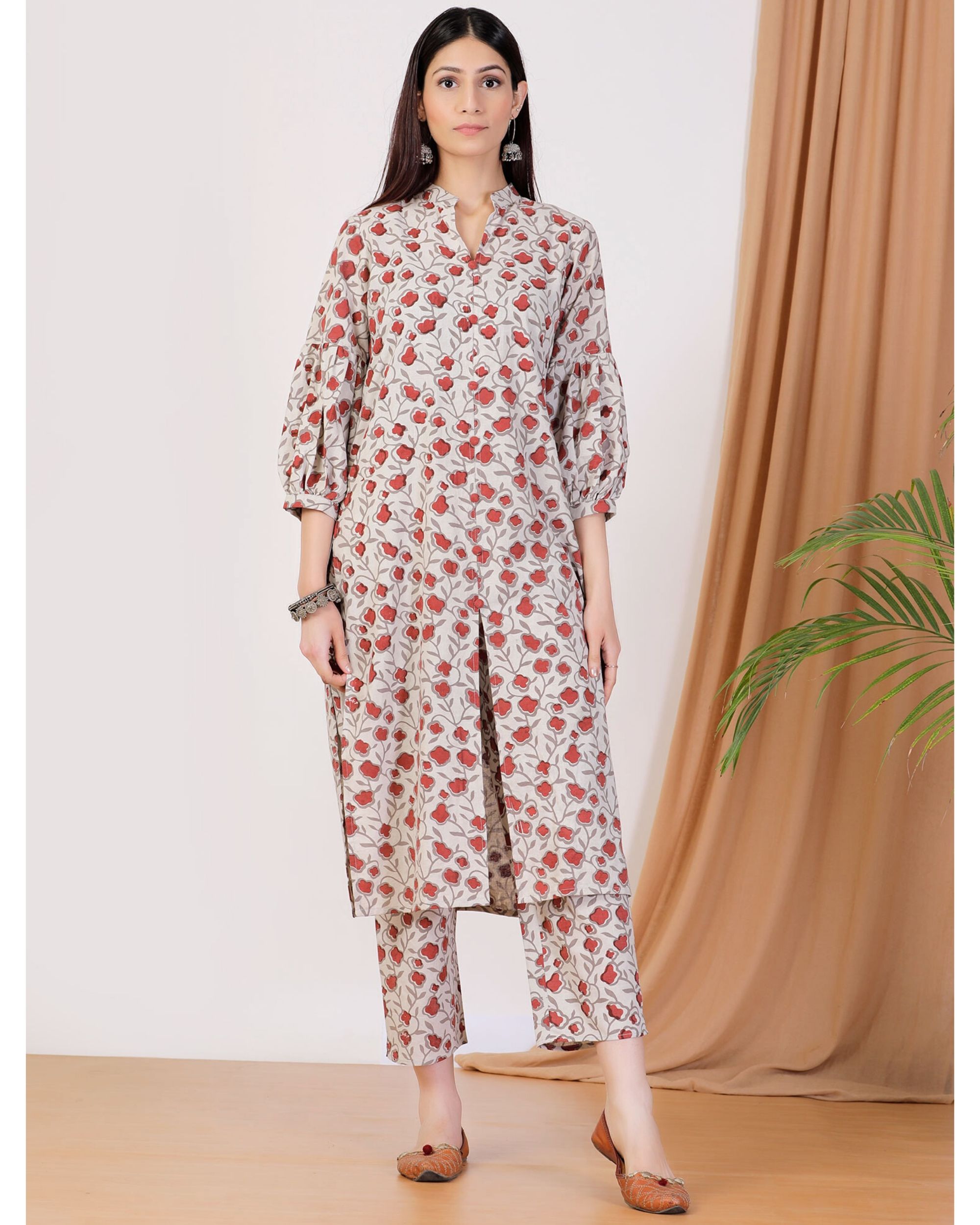 Floral printed slit kurta and pants- Set Of Two by Empress Pitara | The ...