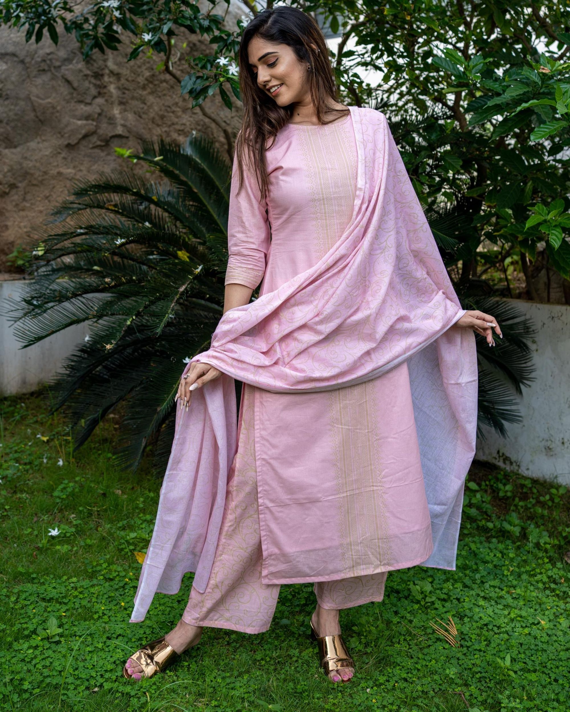 Dusty pink printed kurta and pants with dupatta- Set Of Three