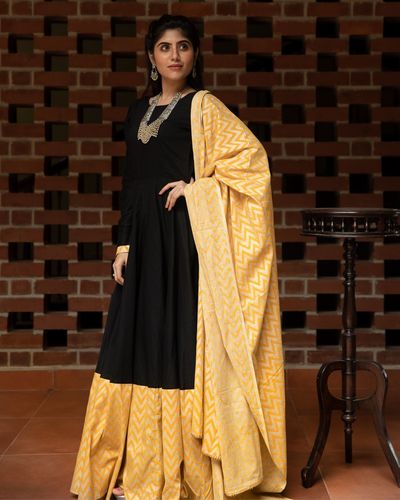 Black dress best sale with yellow dupatta