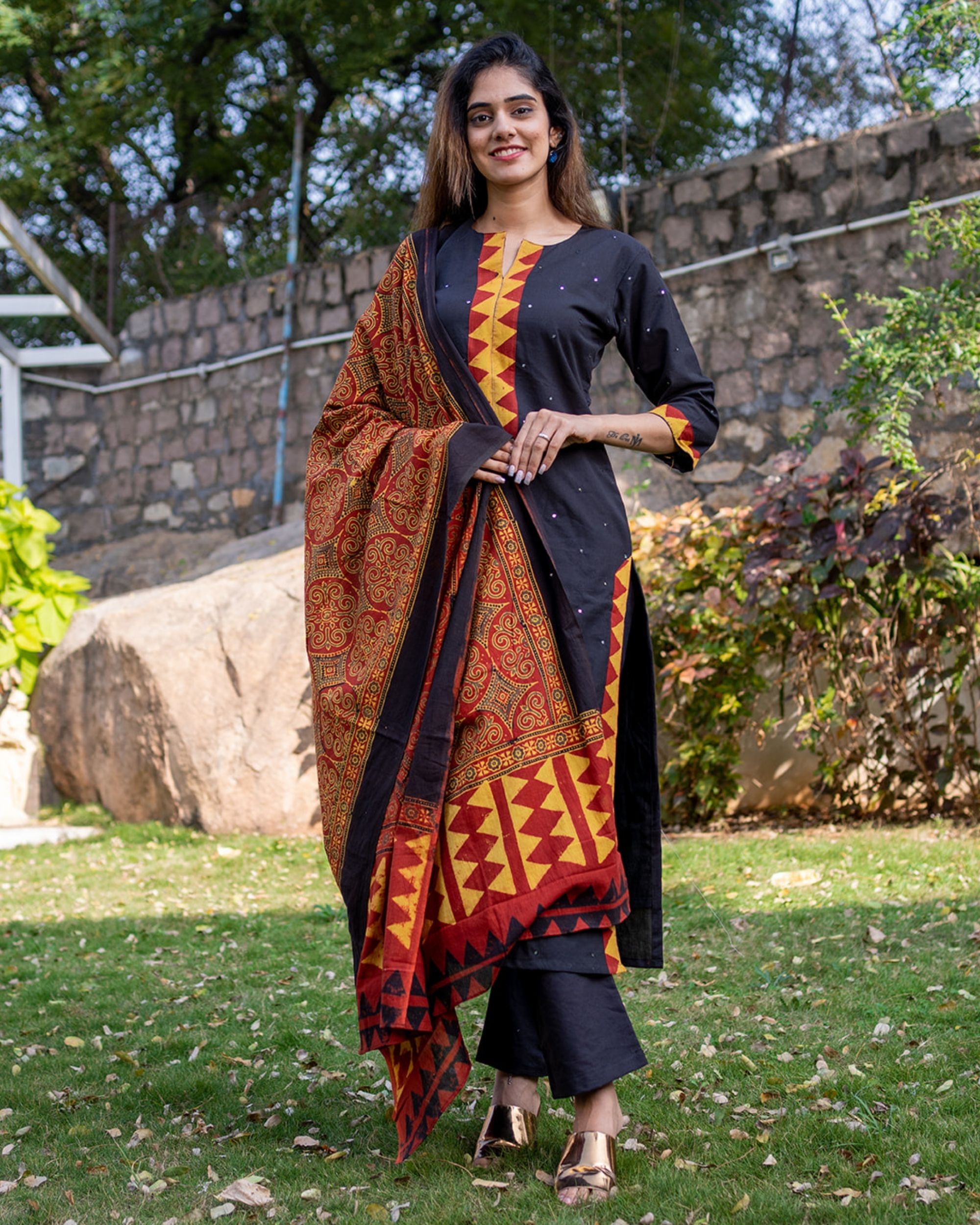 Black suit hotsell contrast dupatta