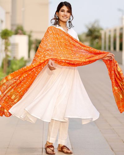 white kurti with bandhani dupatta