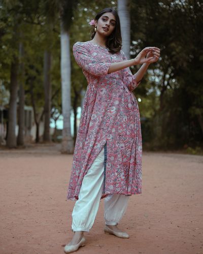 Indian outfit of the day-Pink kurti and blue leggings 