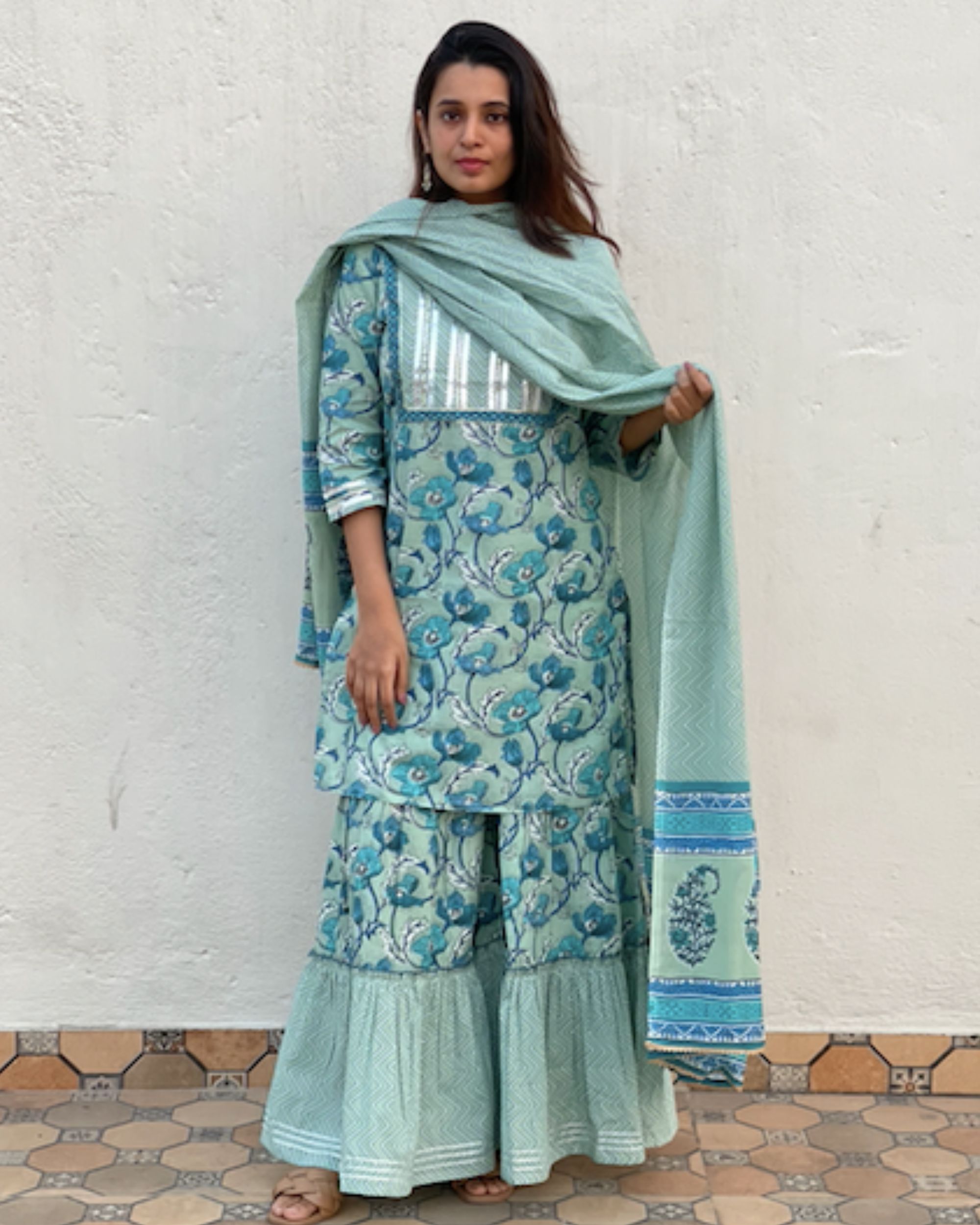 Latest Sharara Suit Design For Festive Season - पुराना सूट पहनकर हो गई हैं  बोर तो, इस फेस्टिव सीजन ट्राई करें ये लेटेस्ट शरारा सूट | Lifestyle News In  Hindi