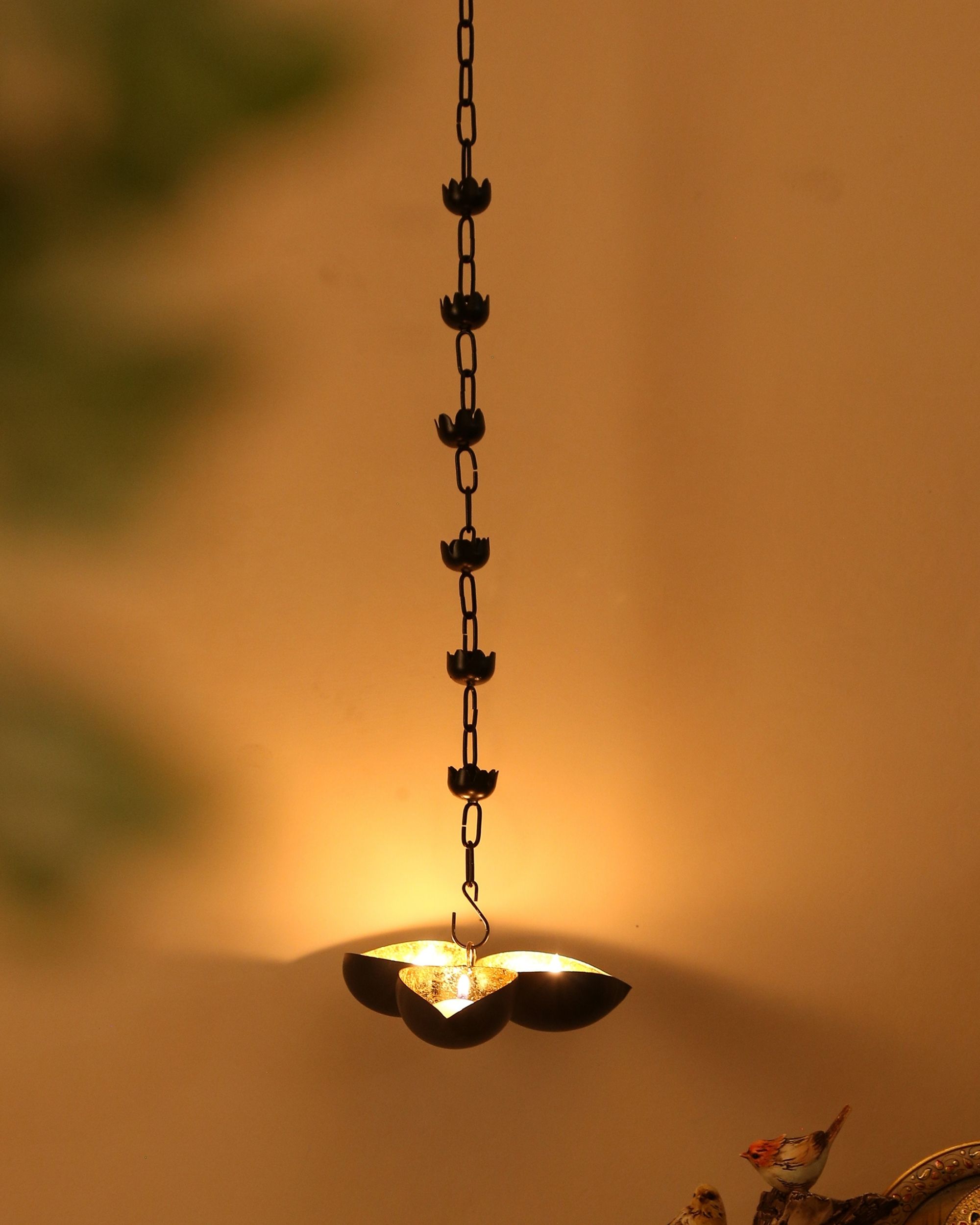 Traditional design hanging tea light holder in black finish by