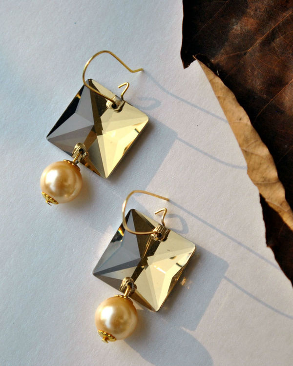 Golden square pearl earrings 1