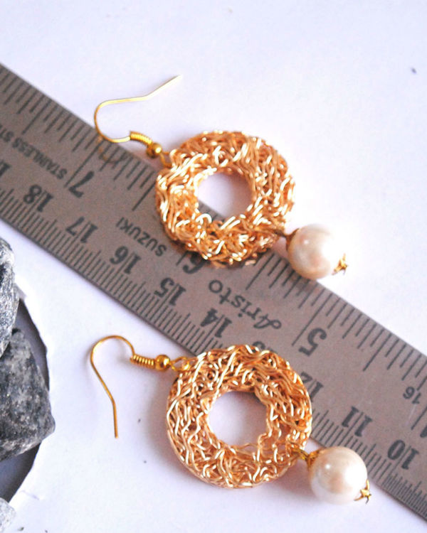Hoop shaped dangling pearl earrings 2
