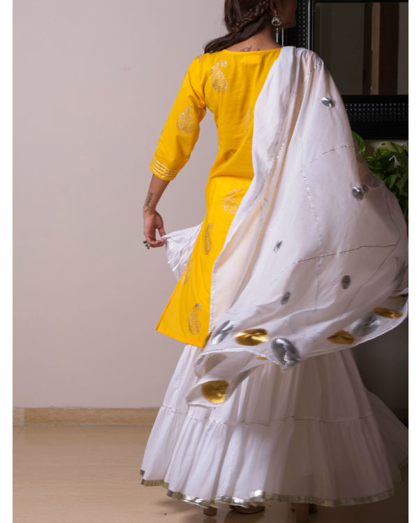 Saffron white kurta skirt set with dupatta 1