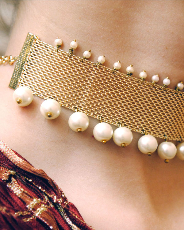 Golden mesh and pearl necklace 1
