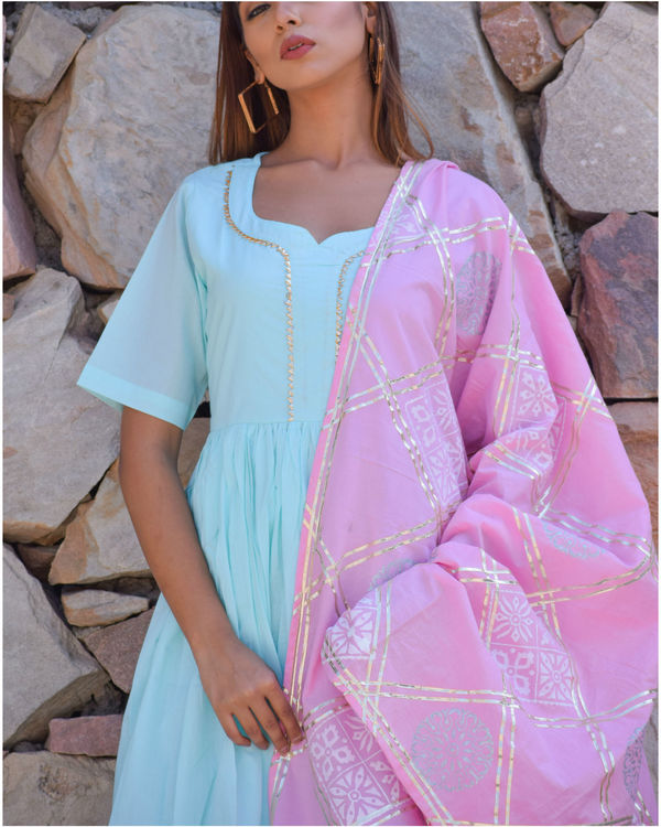 Powder blue gathered kurta set with baby pink dupatta by Chokhi ...