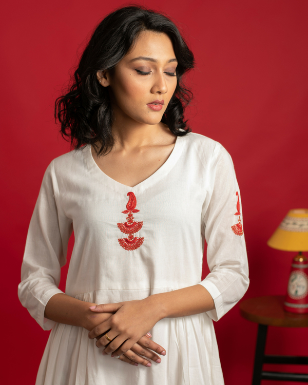 Ivory and Red hand embroidered kurta set with dupatta 2