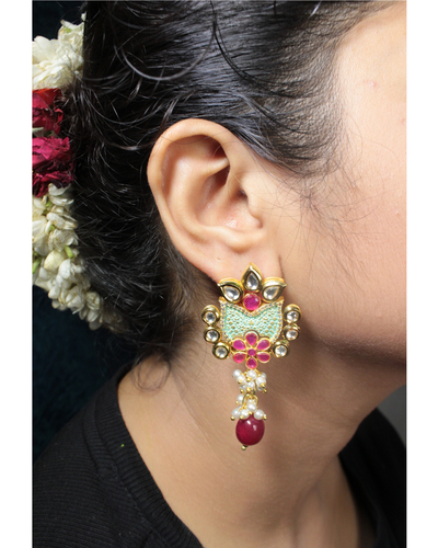 red onyx kundan necklace with emerald cutwork bead and pearls