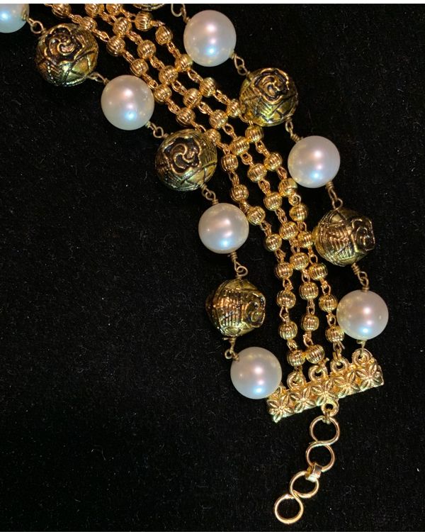 Cream shell pearls and beads bracelet 1