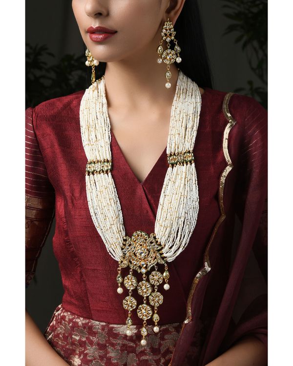 White pearls and kundan neckpiece with earrings - set of two 2