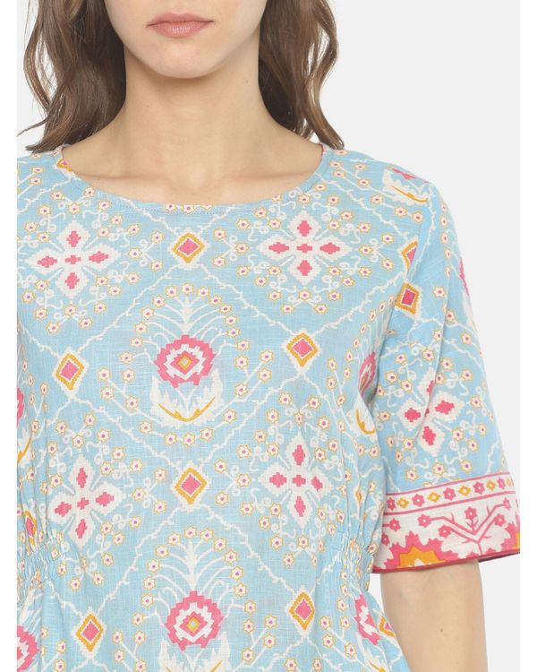 Light blue printed top with pinched waist 3
