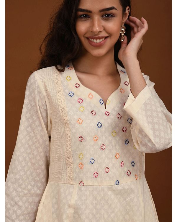 Off white hand embroidered yoke Kurta 2