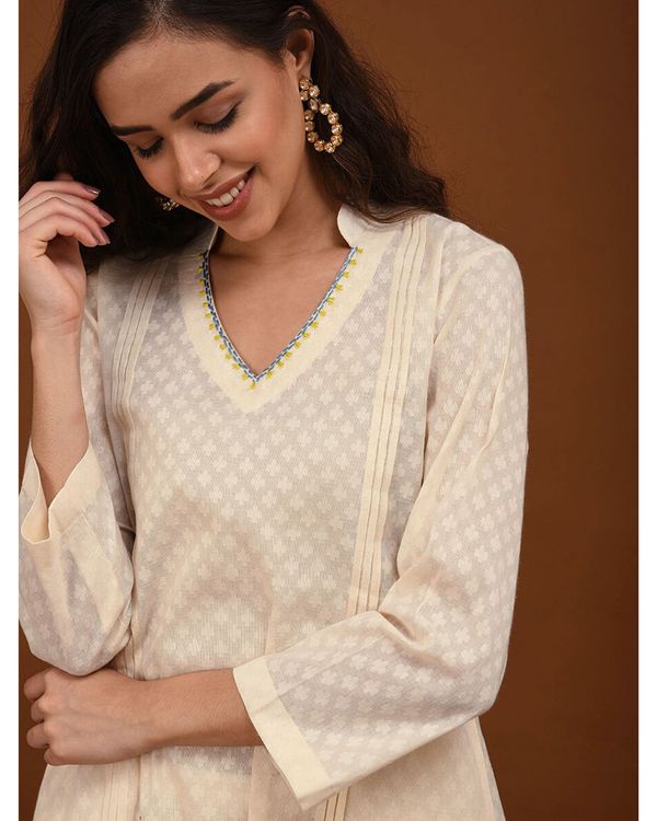 Off white pin tucks kurta with pocket 2