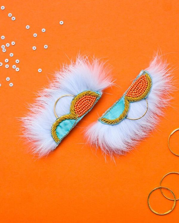 White fur embroidered earring with beads 1