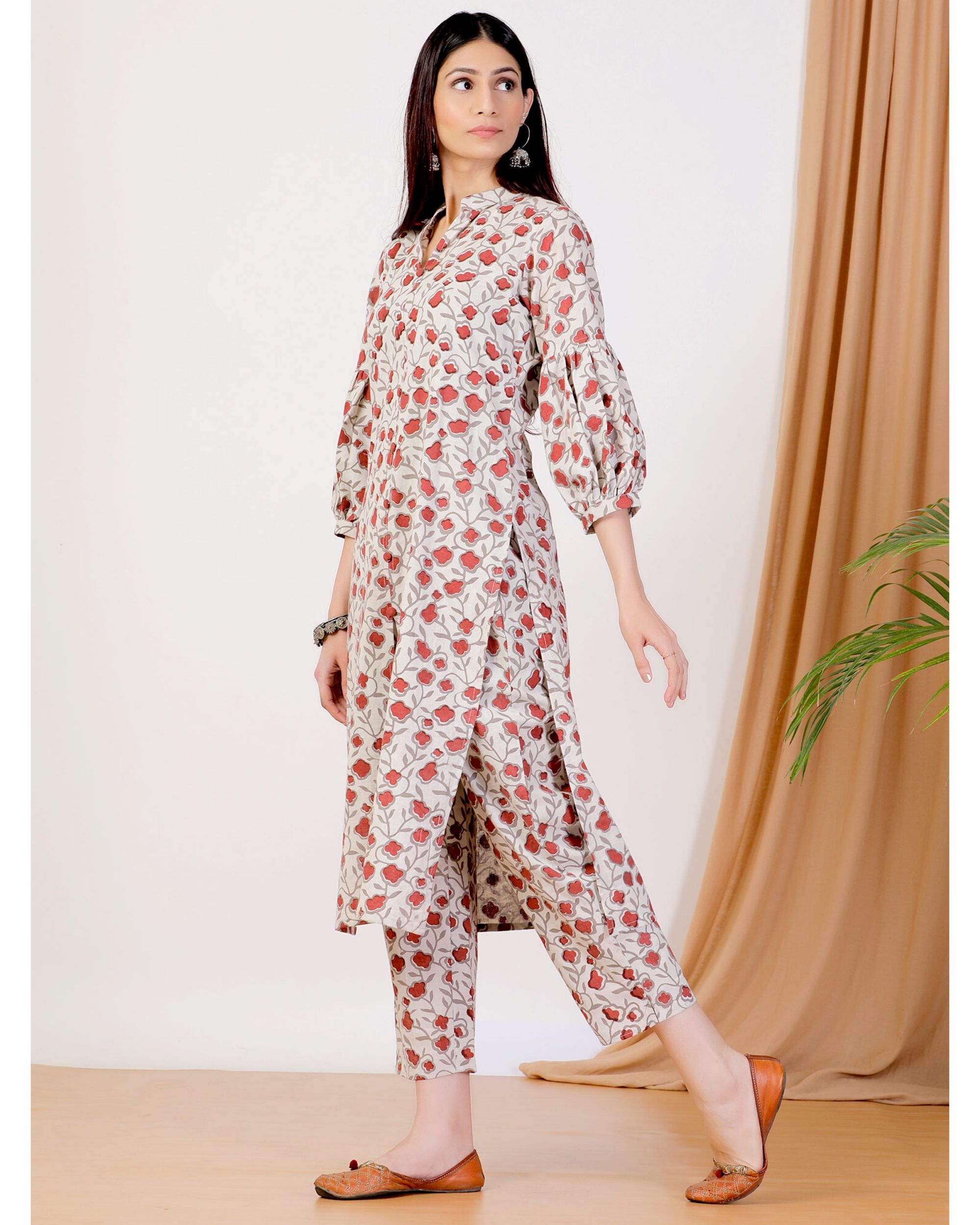 Floral Printed Slit Kurta And Pants Set Of Two By Empress Pitara The Secret Label 