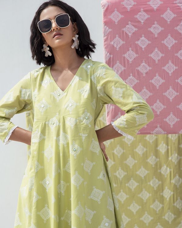 Green zari printed flared kurta and pants- Set Of Two 3