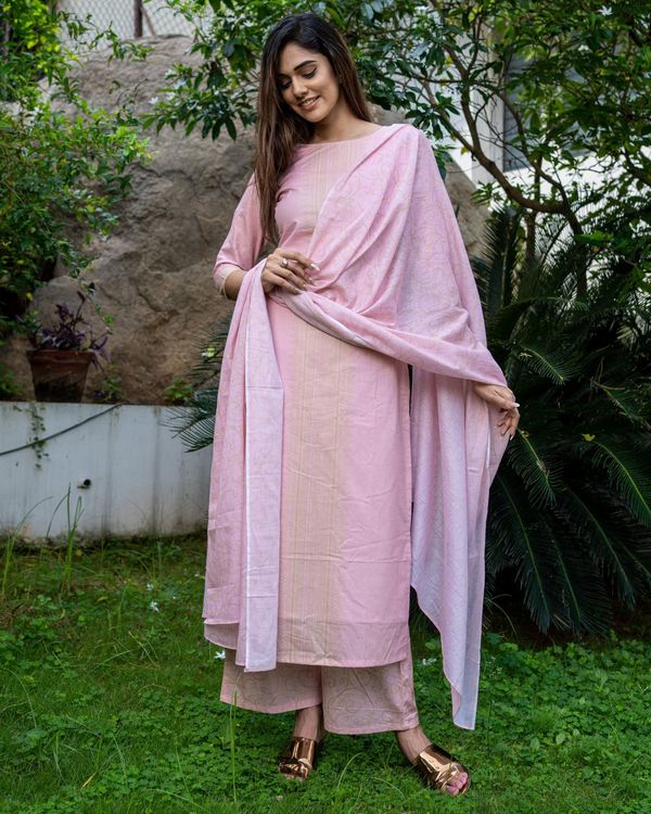 Dusty pink printed kurta and pants with dupatta- Set Of Three 2