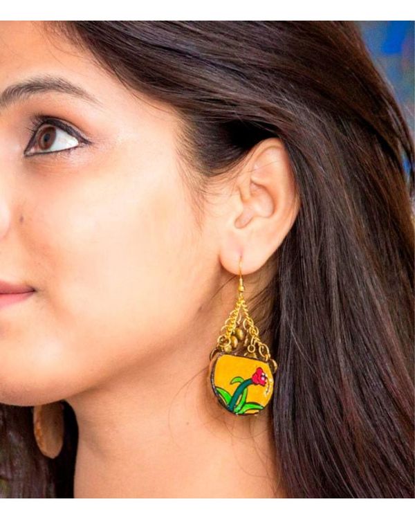 Flower motif dome earring 2