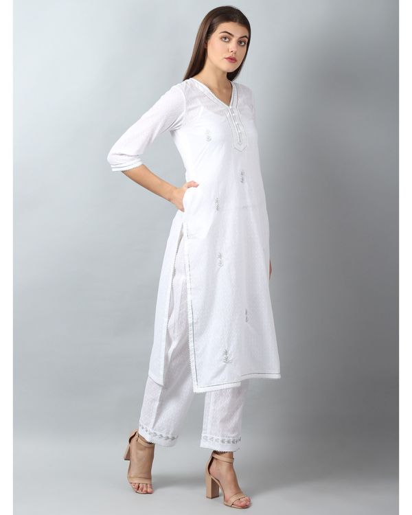 White embroidered pocket kurta and pants - Set Of Two 2