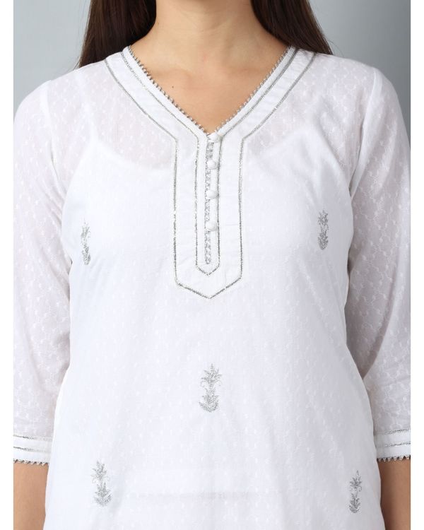 White embroidered pocket kurta and pants - Set Of Two 3