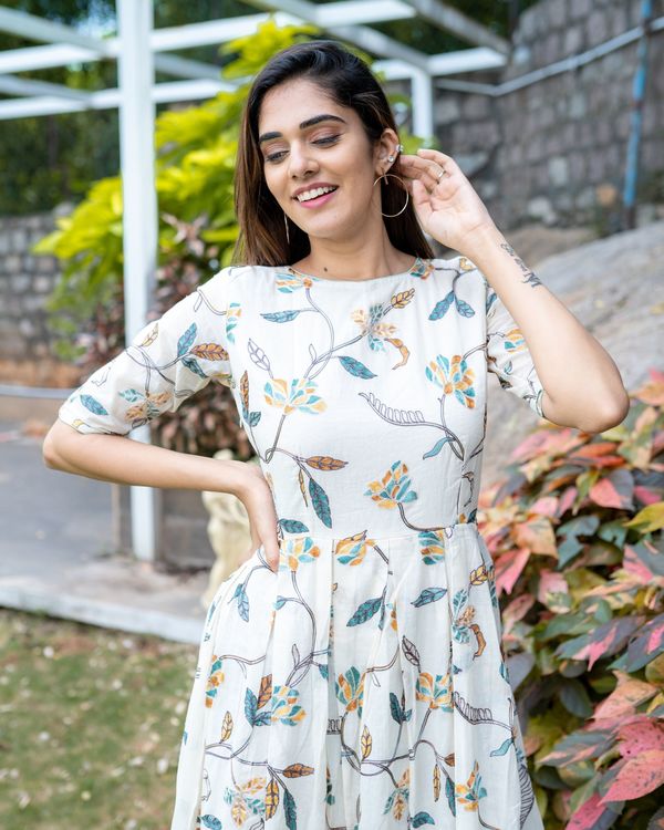 Floral embroidered box pleated dress with green ombre dupatta - Set Of Two 3