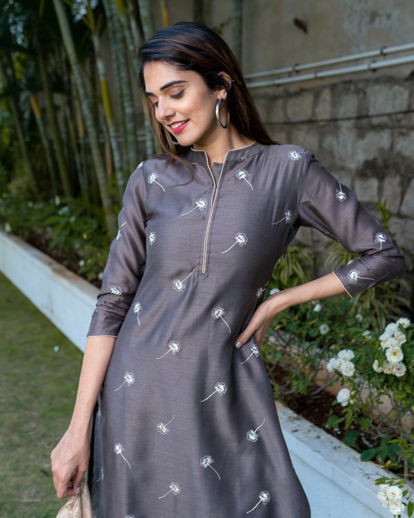 Cedar brown embroidered kurta with peach embroidered dupatta - Set Of Two 3