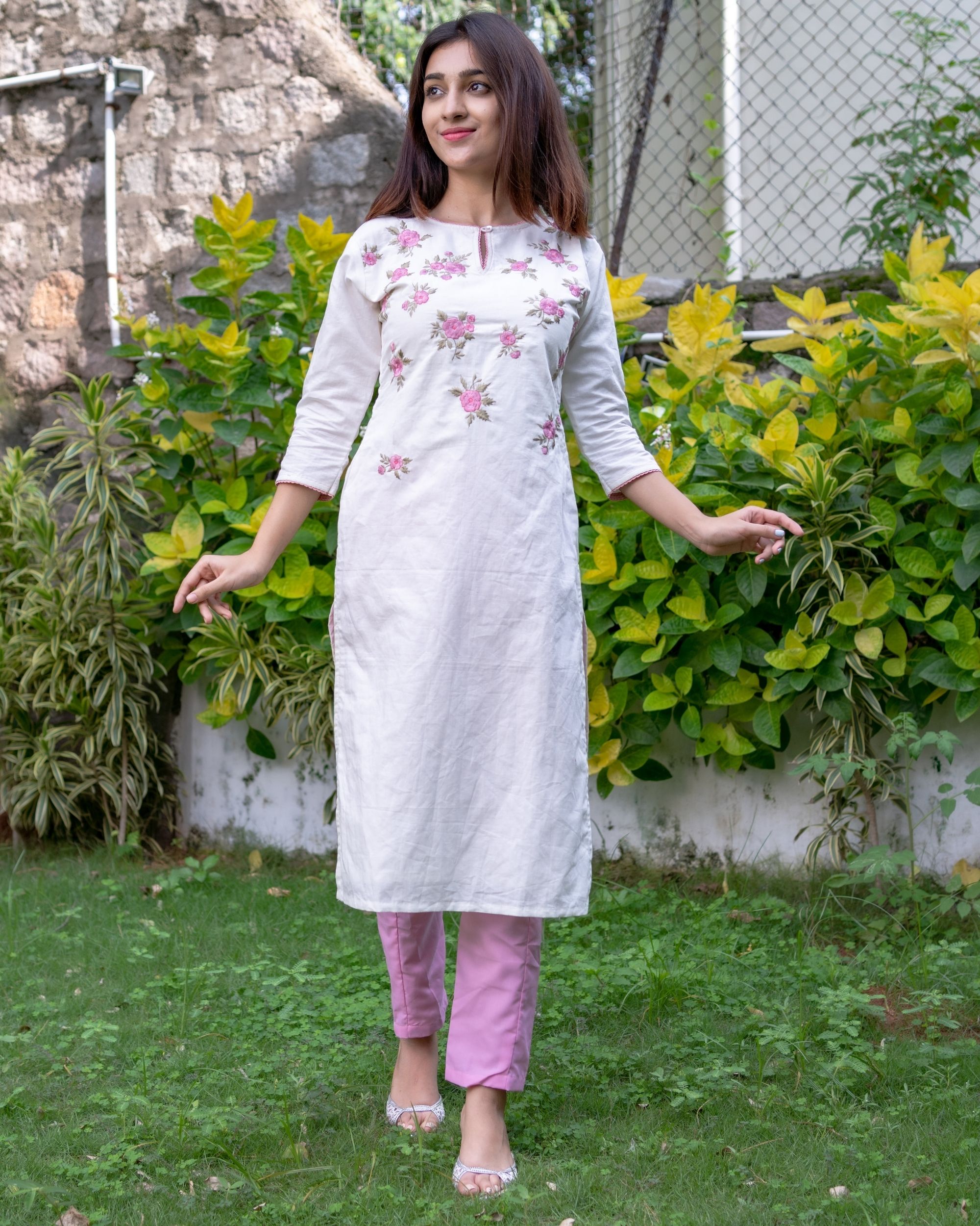 White and pink floral embroidered kurta with chiffon dupatta Set Of