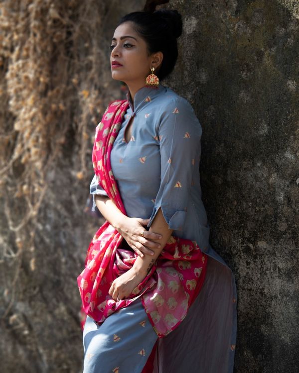 Grey boota chanderi kurta with rani pink pants and tussar dupatta - Set Of Three 2