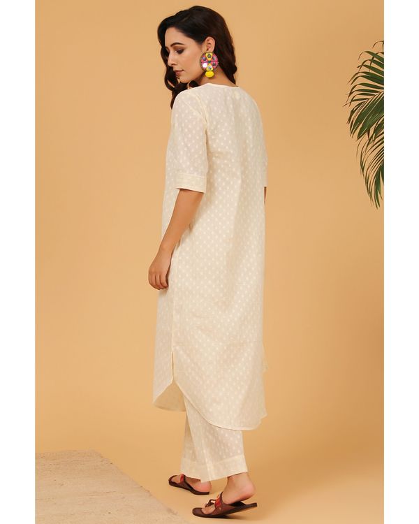 Off white high round neck kurta and pants - Set Of Two 3