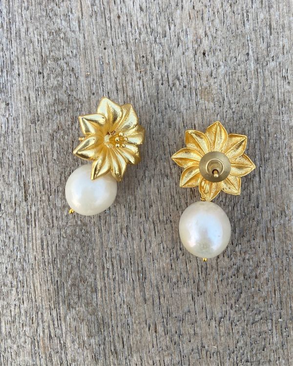 Floral motif pearl embellished stud earring 1