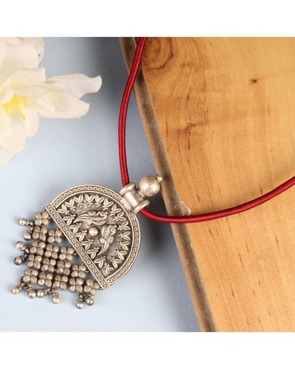 Arc thread necklace 1