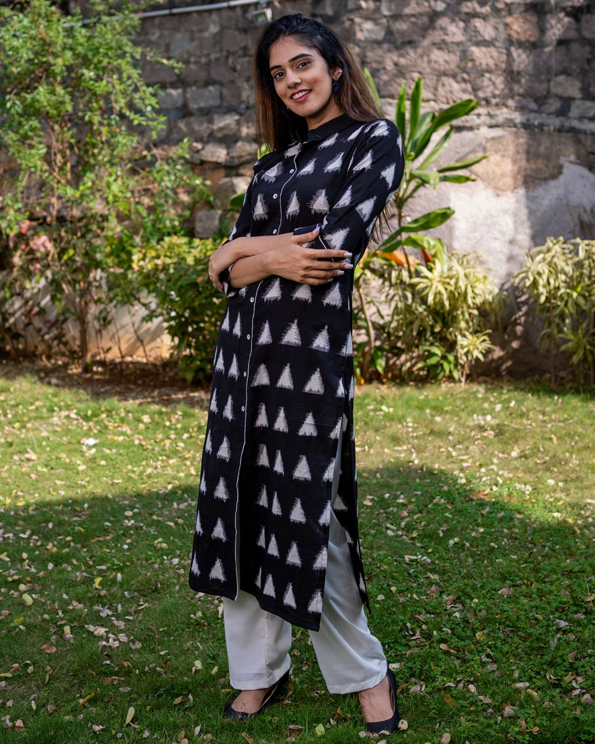 Black triangle kurta by Desi Doree | The Secret Label