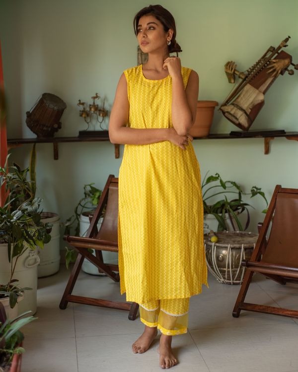 Yellow kurta with a floral jacket - set of two 1