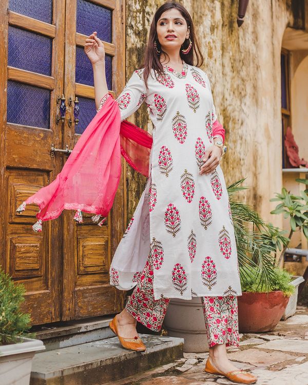 Beige floral kurta and pants with dupatta - set of three 1