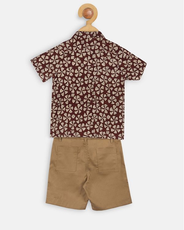 Maroon printed shirt with khakhi shorts 1